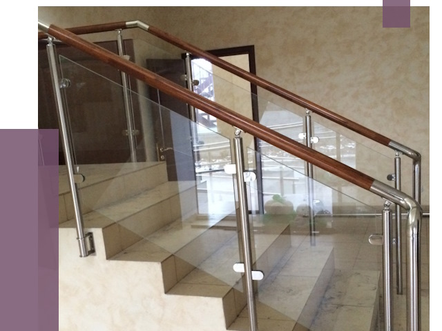 Комбинированные перила из металла и дерева в Партизанске